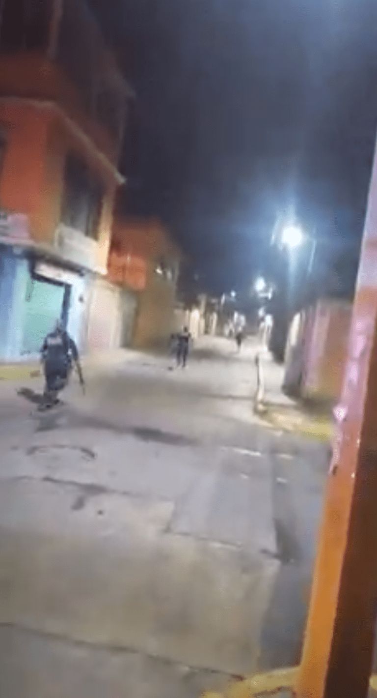 
Persecución y balacera entre policías y presuntos asaltantes de una UBER, quienes finalmente fueron sometidos y remitidos a la policía de Texcoco
