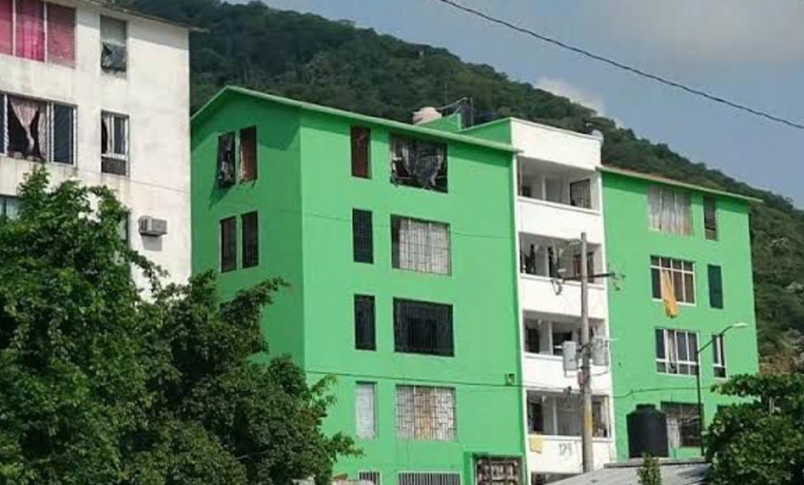 Detienen proyecto de pintado de edificios en infonavit de Zihuatanejo