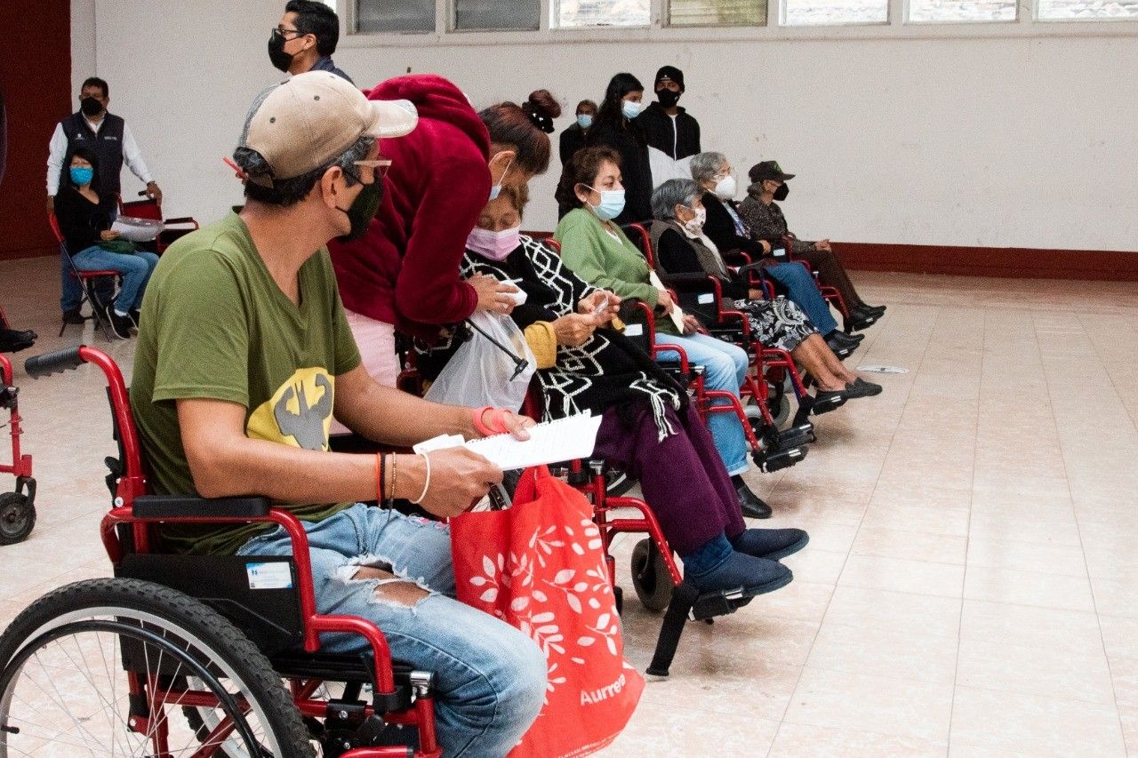 Realiza DIFEM entrega de sillas de ruedas a personas vulnerables