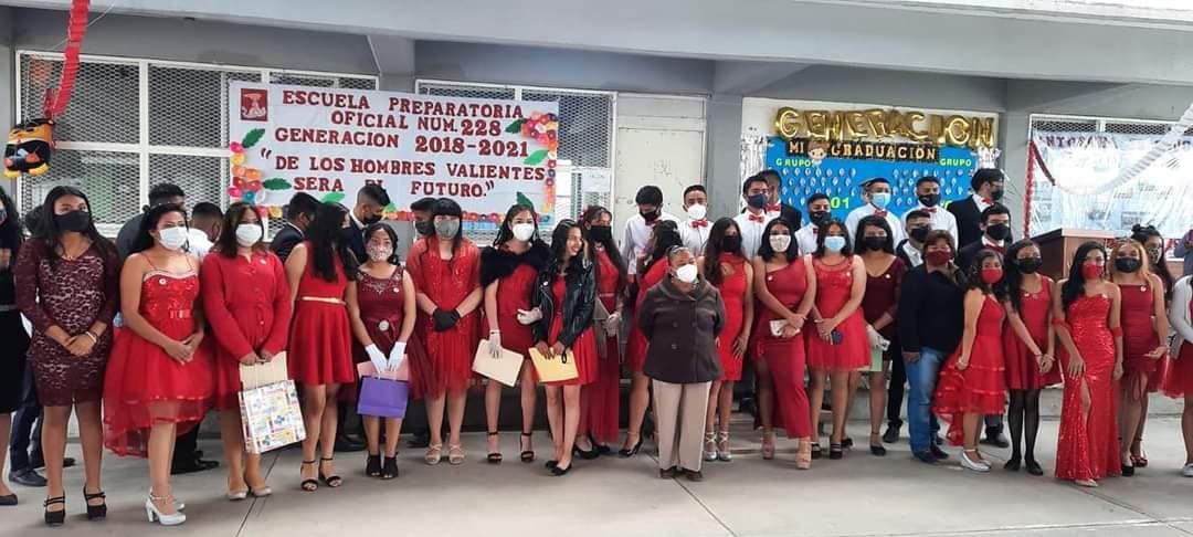 Camelia Domínguez felicito a los egresados de la preparatoria 228