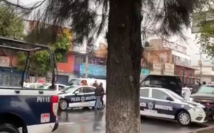 Municipales de Tlalnepantla intentan liberar banda de secuestradores 