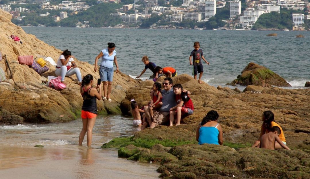 
Olvidan cubrebocas y sana distancia en playas de Acapulco