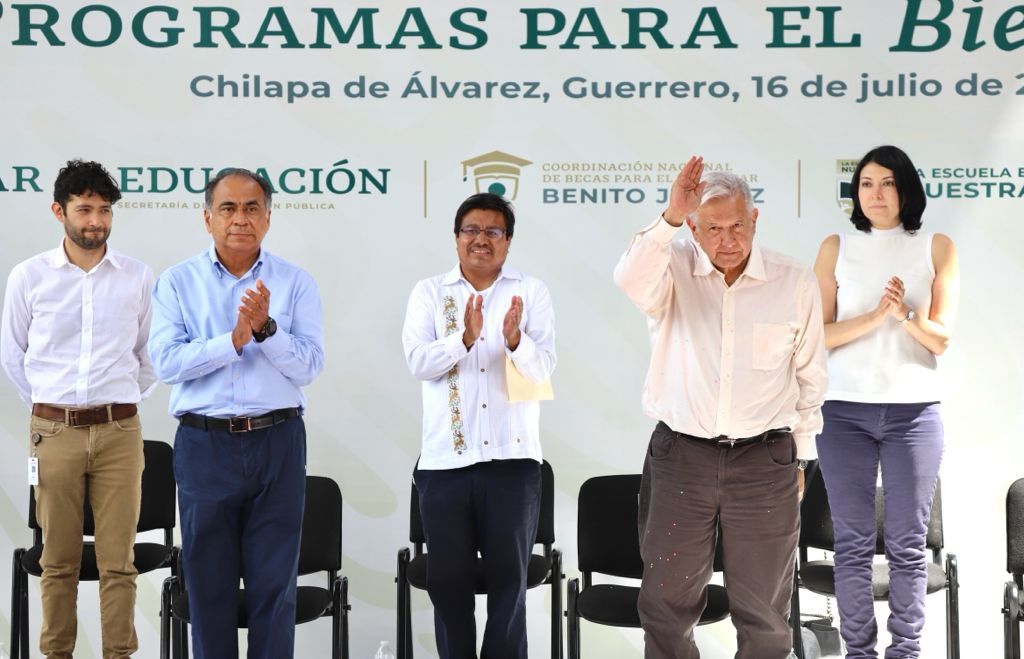 Evalúa López Obrador programas en Chilapa y pondera a Astudillo 