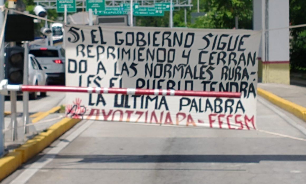 Toman normalistas de Ayotzinapa caseta de la Autopista en Acapulco