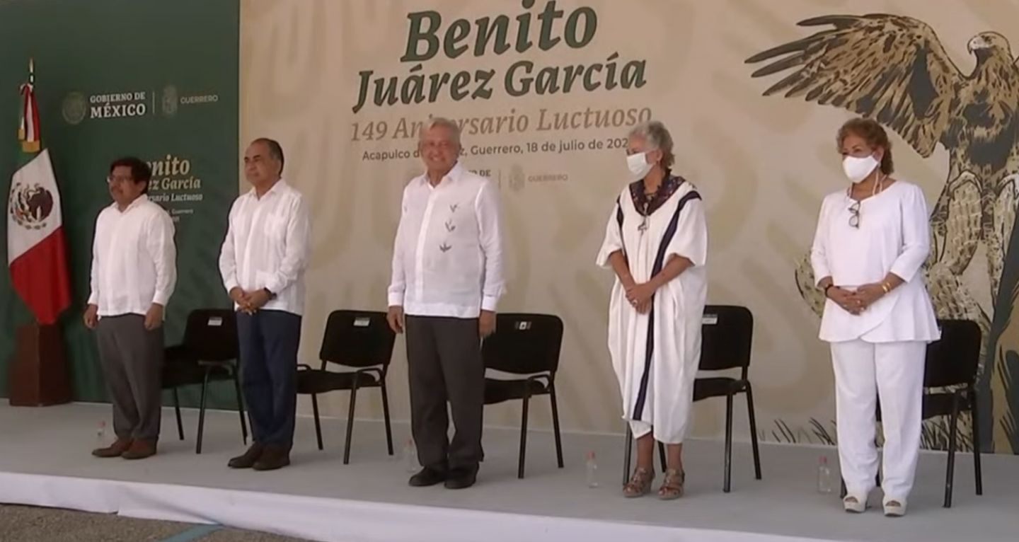 Entre protestas conmemora AMLO aniversario luctuoso de Benito Juárez, desde Acapulco