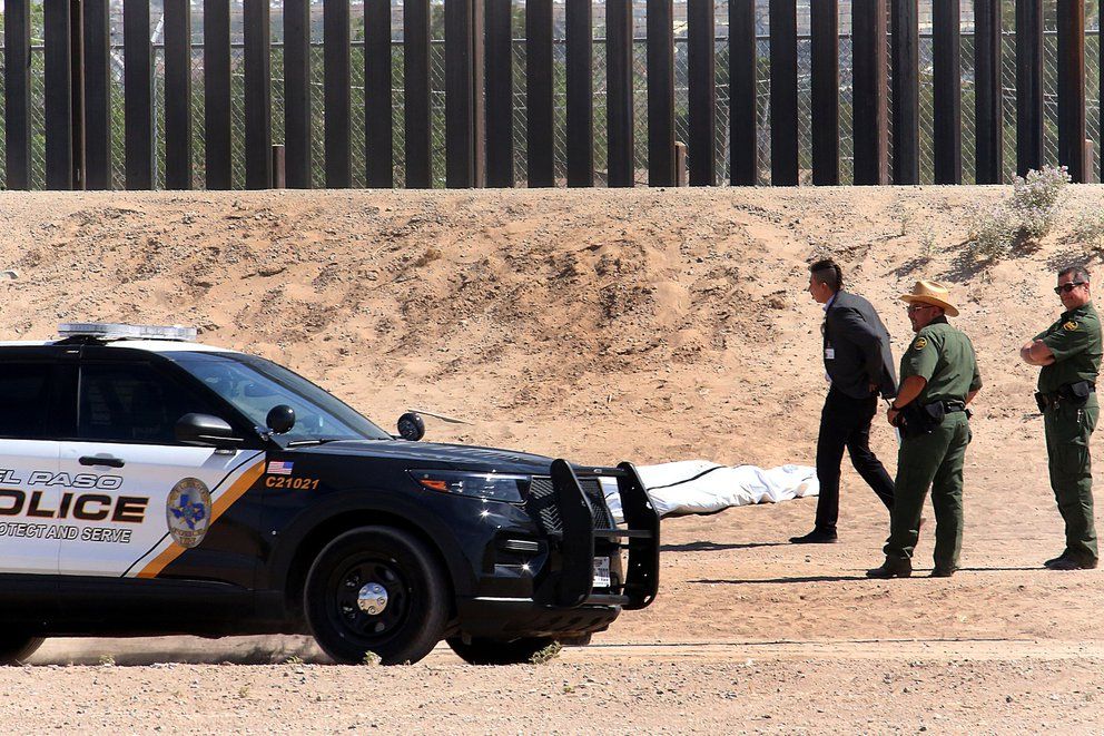 Un migrante mexicano murió al intentar escalar el muro fronterizo en Texas