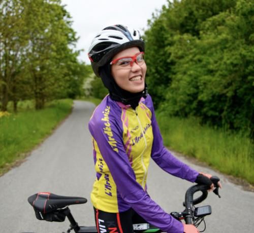 Golpeada y lapidada por practicar ciclismo, afgana competirá en Tokio