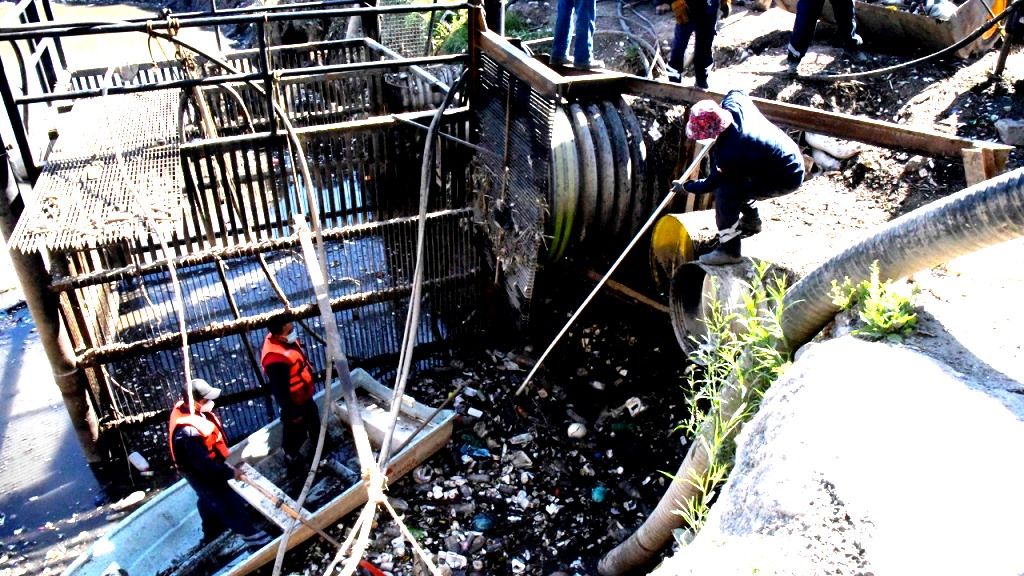 Tirar basura en las calles obstruye el drenaje, y causa encharcamientos e inundaciones