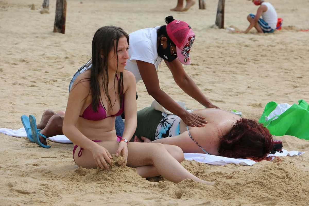 Turistas ignoran horario en playas de Acapulco 