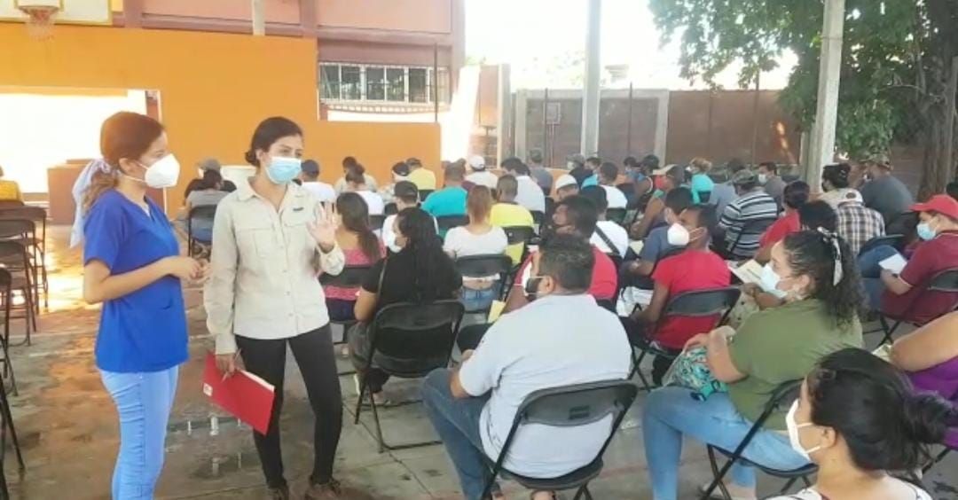 Se agota vacuna Astra Zeneca en Técpan; cientos quedan sin recibirla
