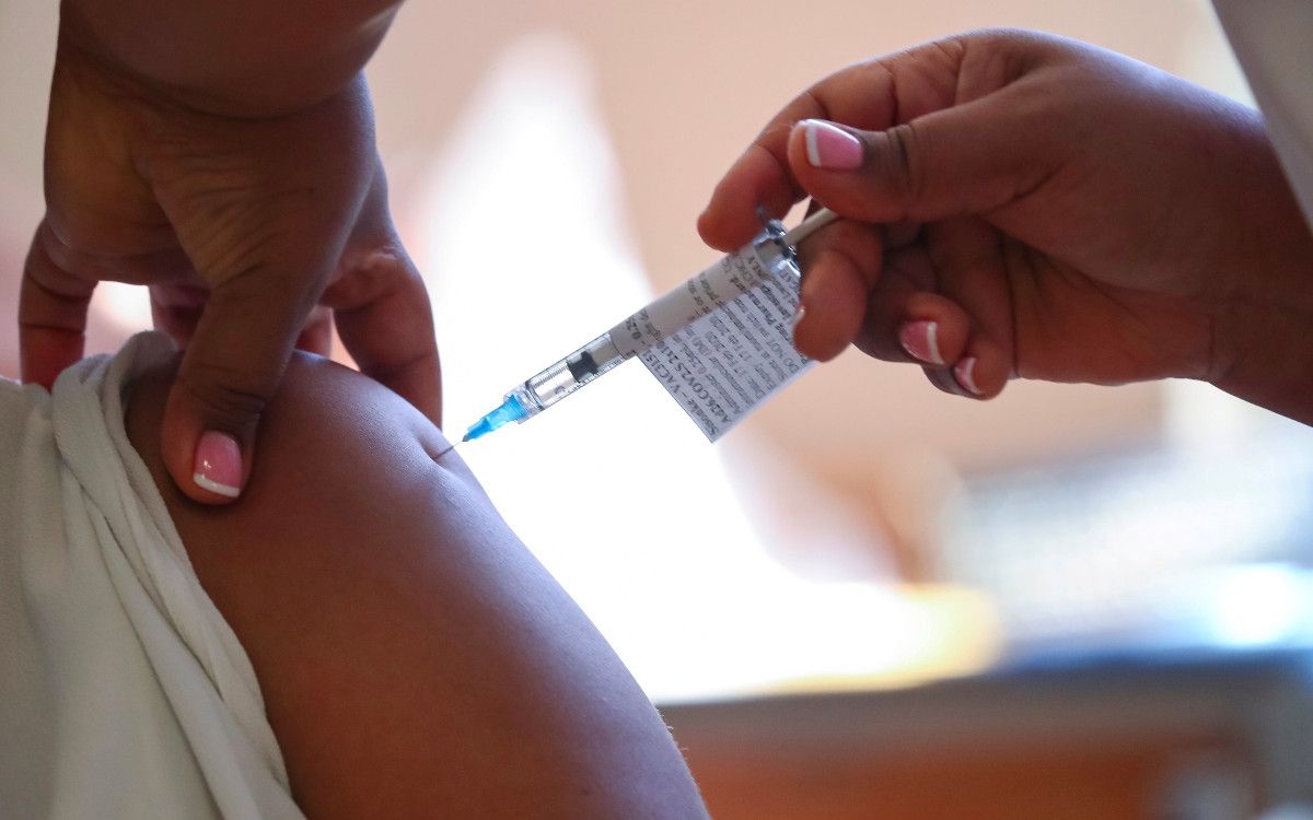 Estudio demuestra caída de anticuerpos semanas después de vacunación completa anti-Covid