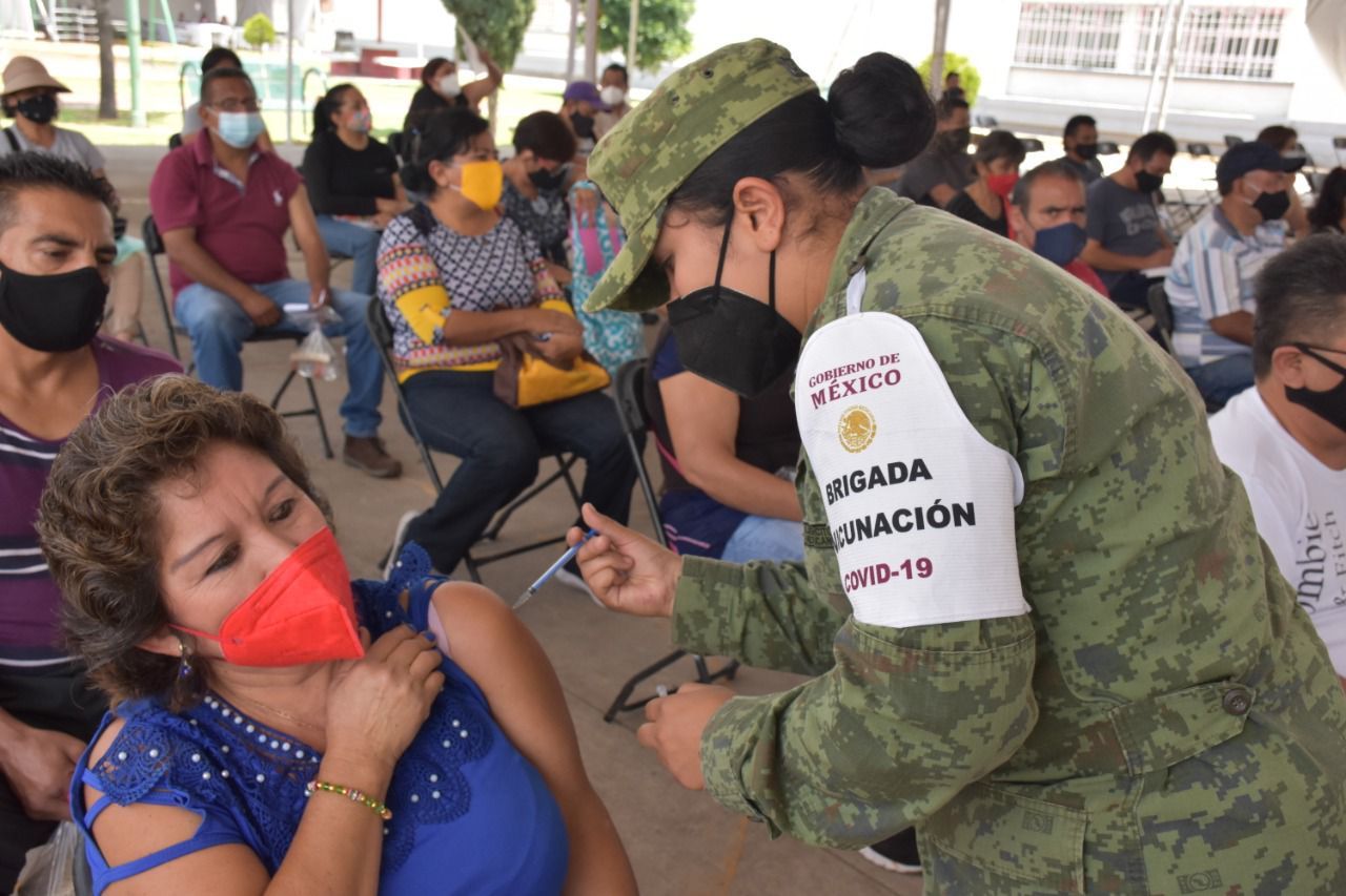 En el primer día de vacunación masiva en Tecámac, 11, 860 
personas de 50-59 años, recibieron segunda dosis de Astra Zéneca 
