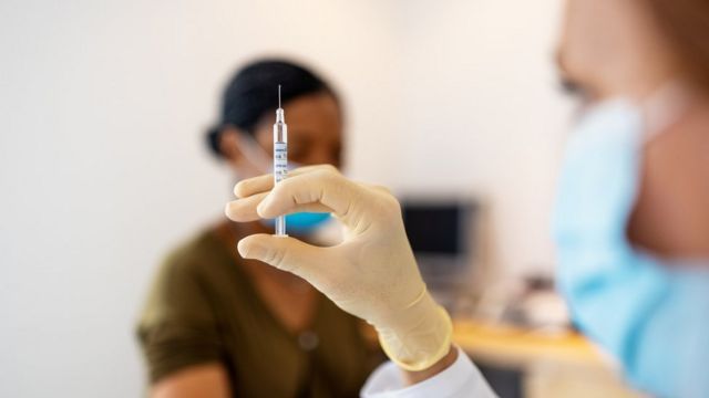 La vacuna no es la cura, pero reduce complicaciones del COVID-19

