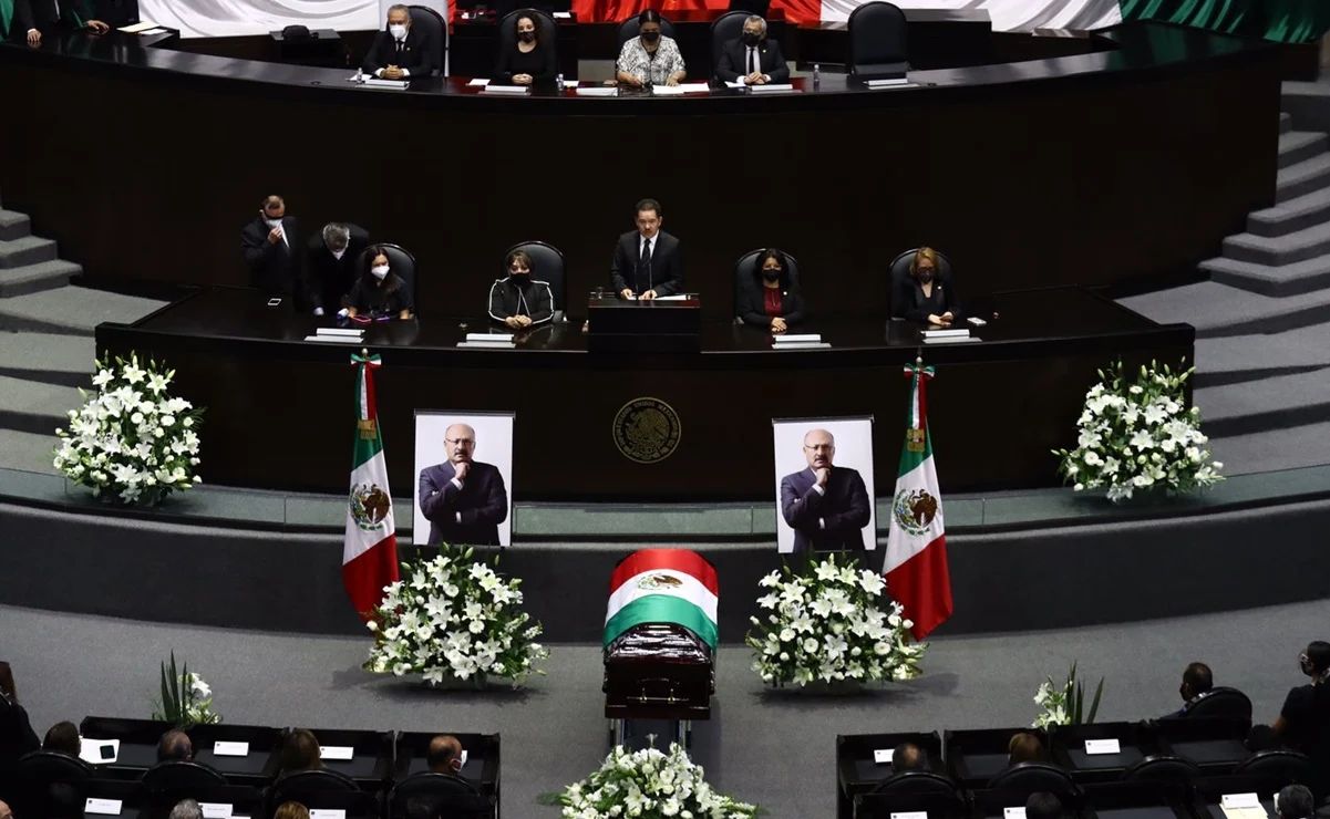 Realizan homenaje de cuerpo presente a René Juárez Cisneros en la Cámara de Diputados
