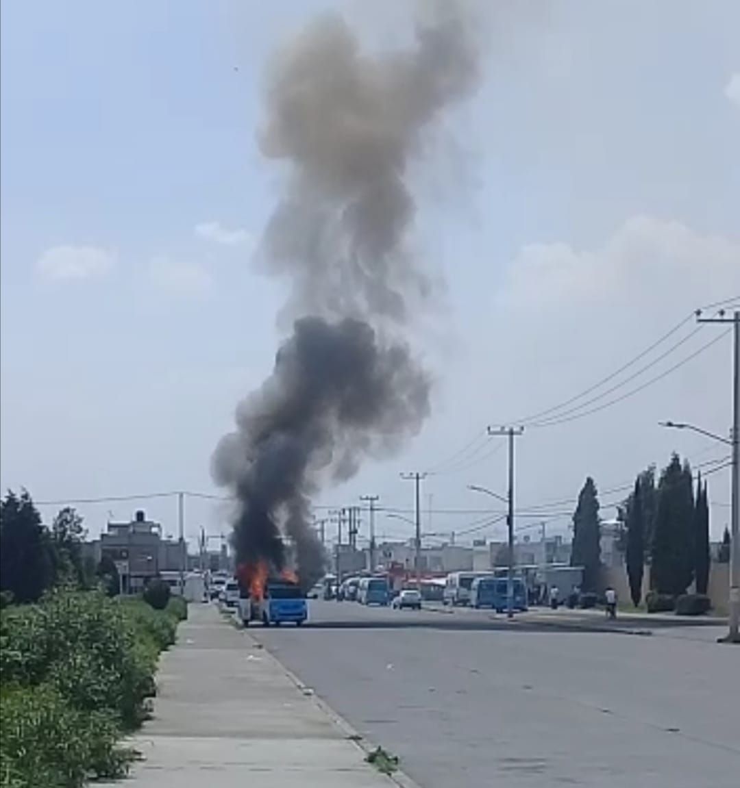 Camioneta de transporte público explota a media calle en Chalco. 