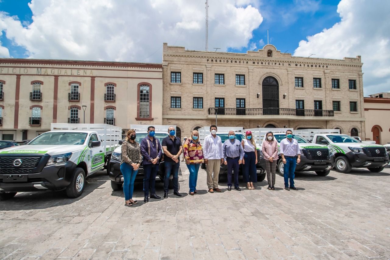 Entrega Alcalde Mario López, 10 camionetas y equipos para fumigar colonias y ejidos de Matamoros