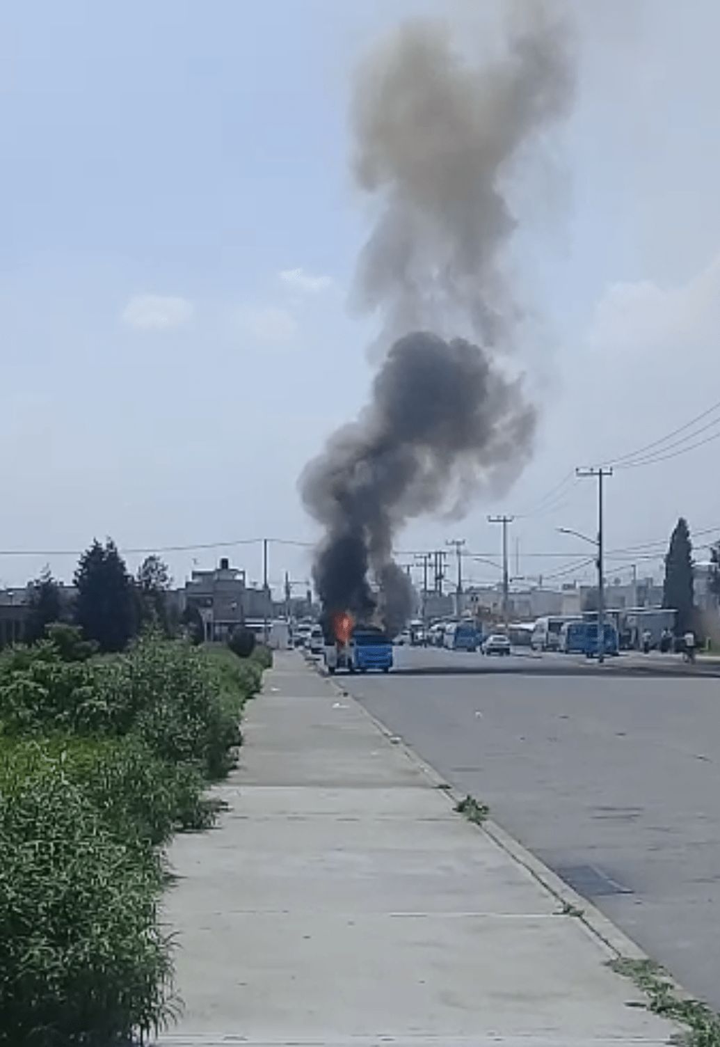 Se incendia combi pasajera en Chalco, el chófer se llevó gran susto 