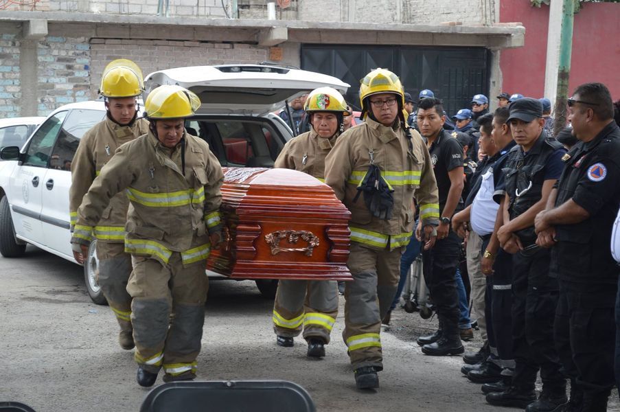 
Dan último adiós a bombero de Chimalhuacán
