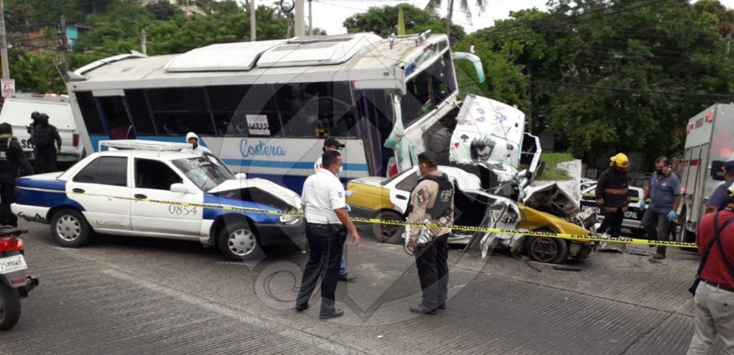 Matan a chofer de camión urbano y éste se lleva a dos taxis, en Acapulco