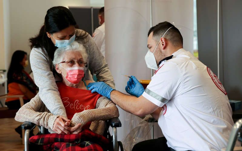 Mayores de 60 años recibirán una tercera dosis de la vacuna Pfizer en Israel