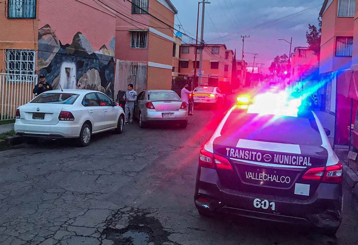 Policías de Valle de Chalco auxilian a un ciudadano y recuperan su vehículo
