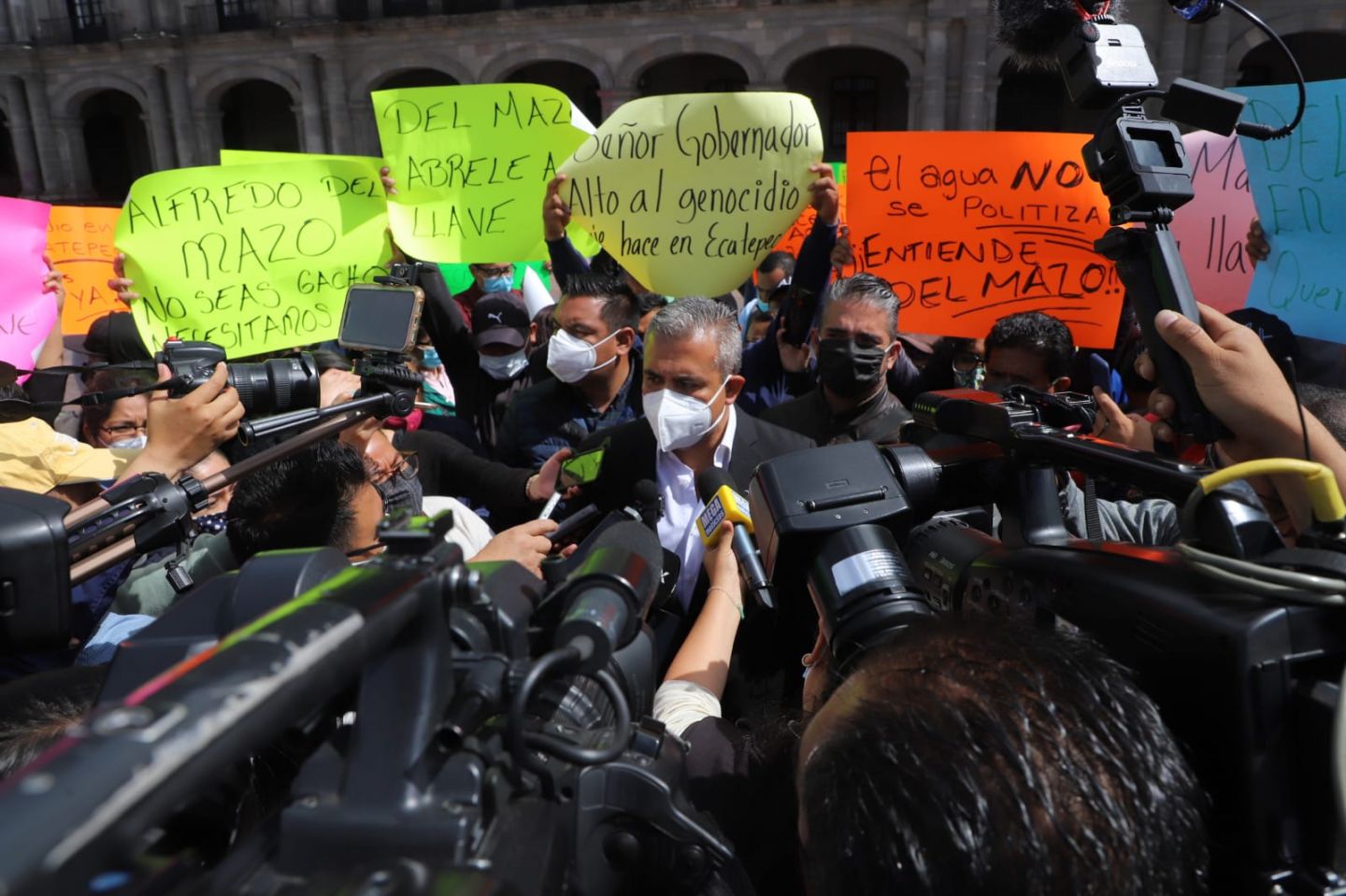 Alcalde y vecinos de Ecatepec protestan en Toluca por recorte de 18 millones de litros de agua diarios 