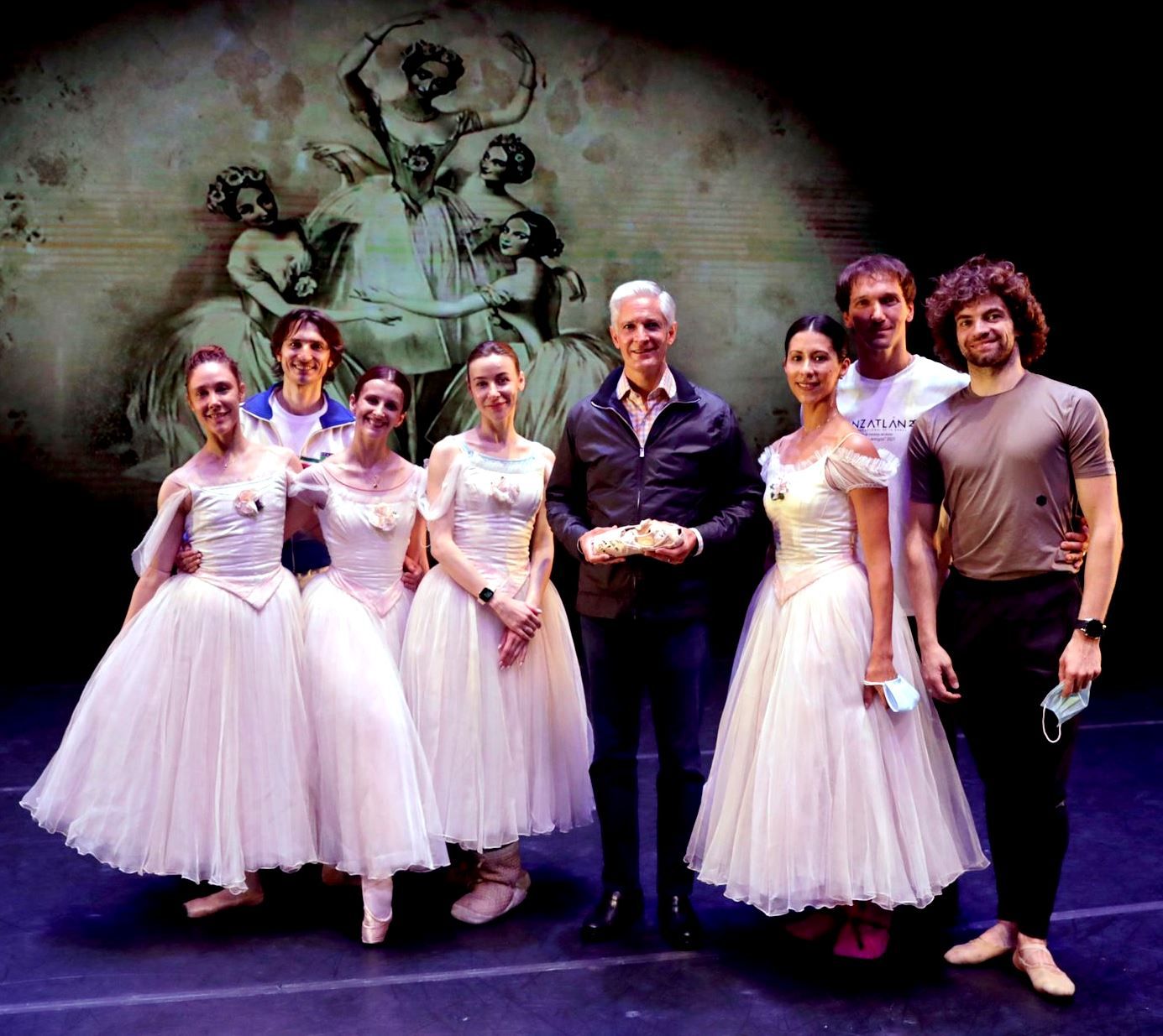 Alfredo del Mazo se reúne con Elisa Carrillo y otros bailarines de ballet que presentarán el Festival Danzatlán en El Estado de México