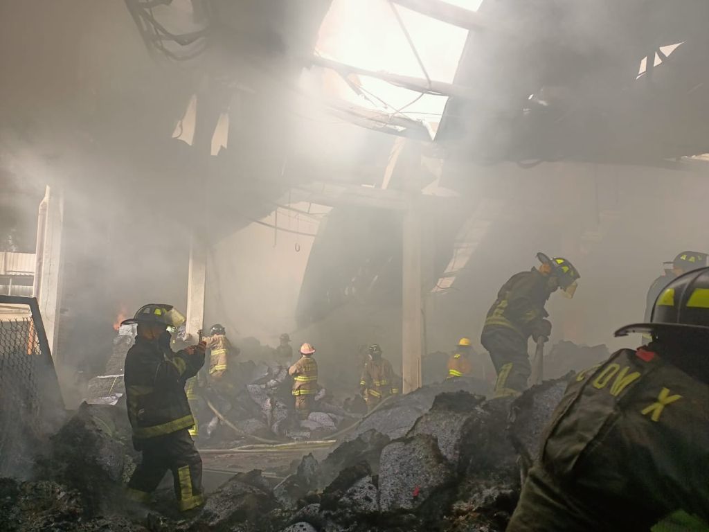 Fuerte incendio consume fábrica en Tlalnepantla.