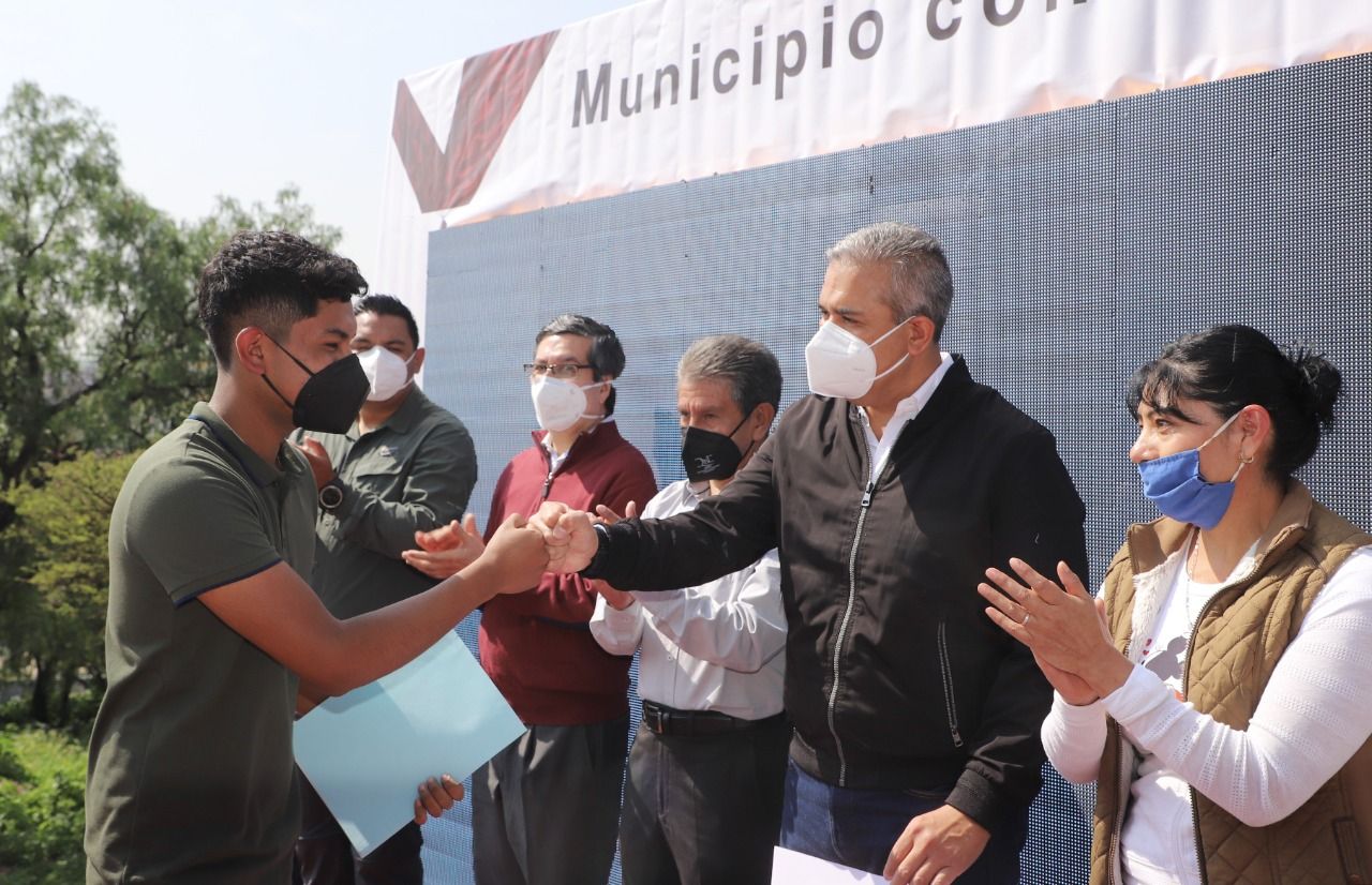El alcalde #Fernando Vilches Contreras entrega apoyo #económico a joven de Ecatepec: #representará a México en concurso de la #NASA