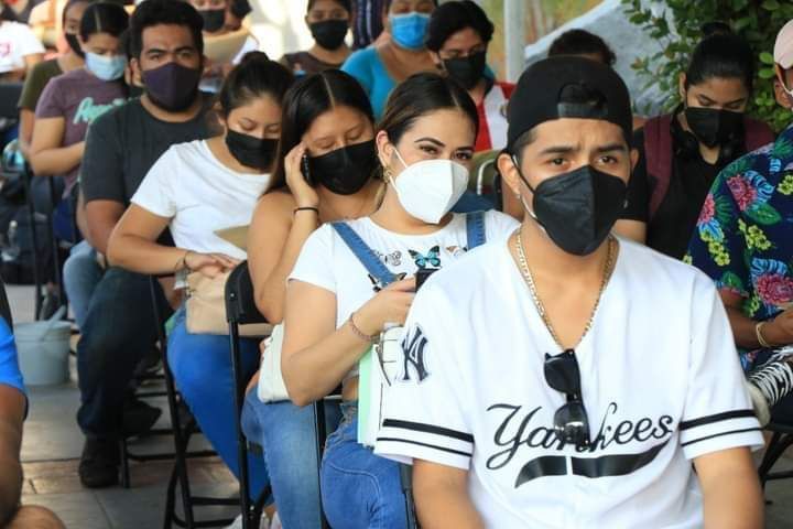 Con gran afluencia transcurre vacunación de jóvenes de 18 a 29 años en Acapulco 
