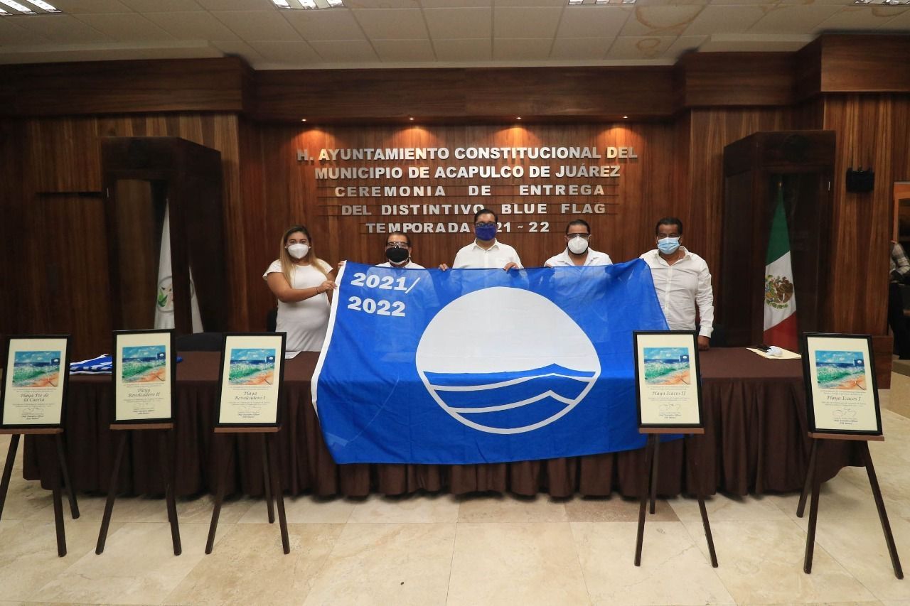 Recibe Gobierno Municipal distintivos Blue Flag en 5 playas
