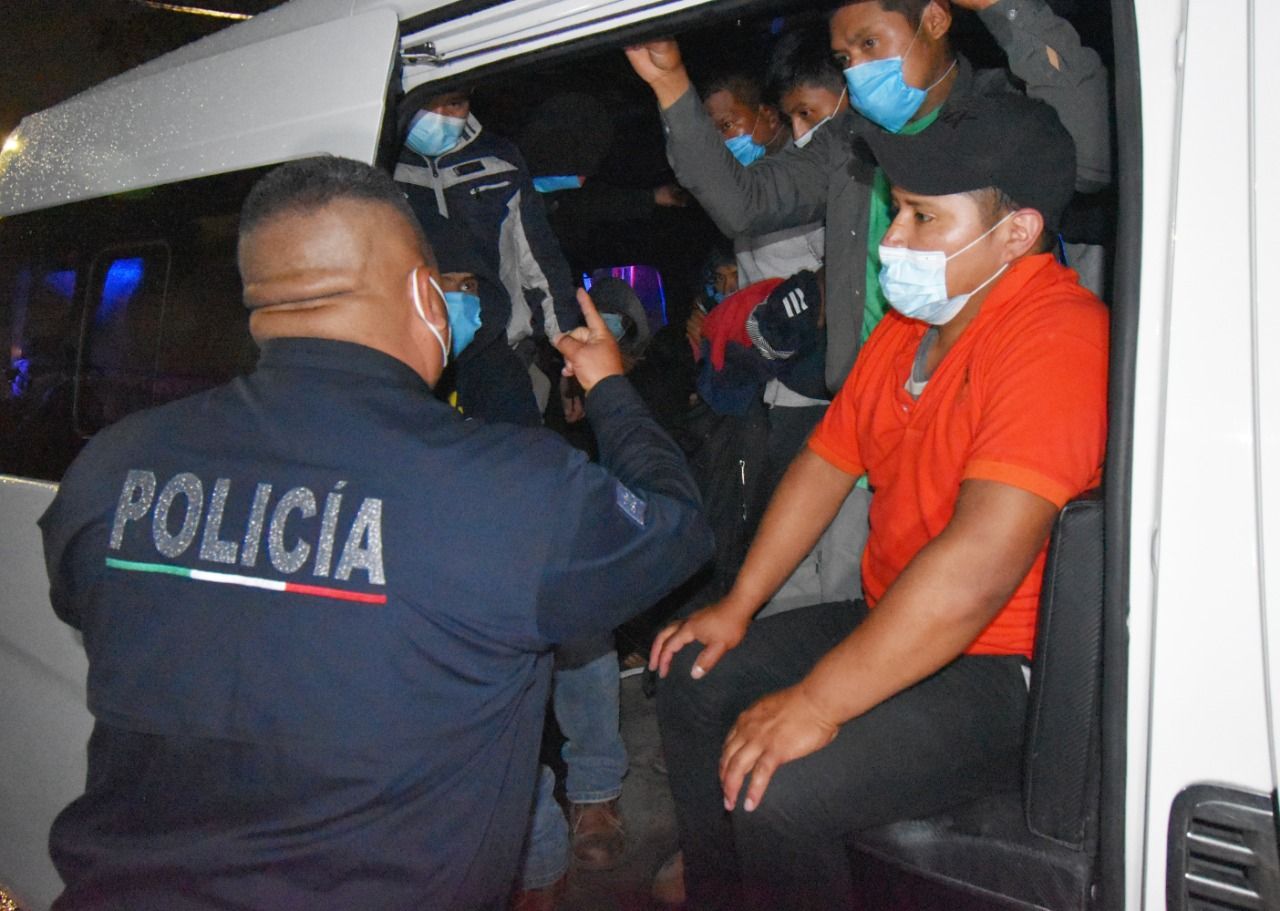 Rescatan a 25 migrantes centroamericanos que viajaban hacinados en una camioneta y detienen a un presunto traficante