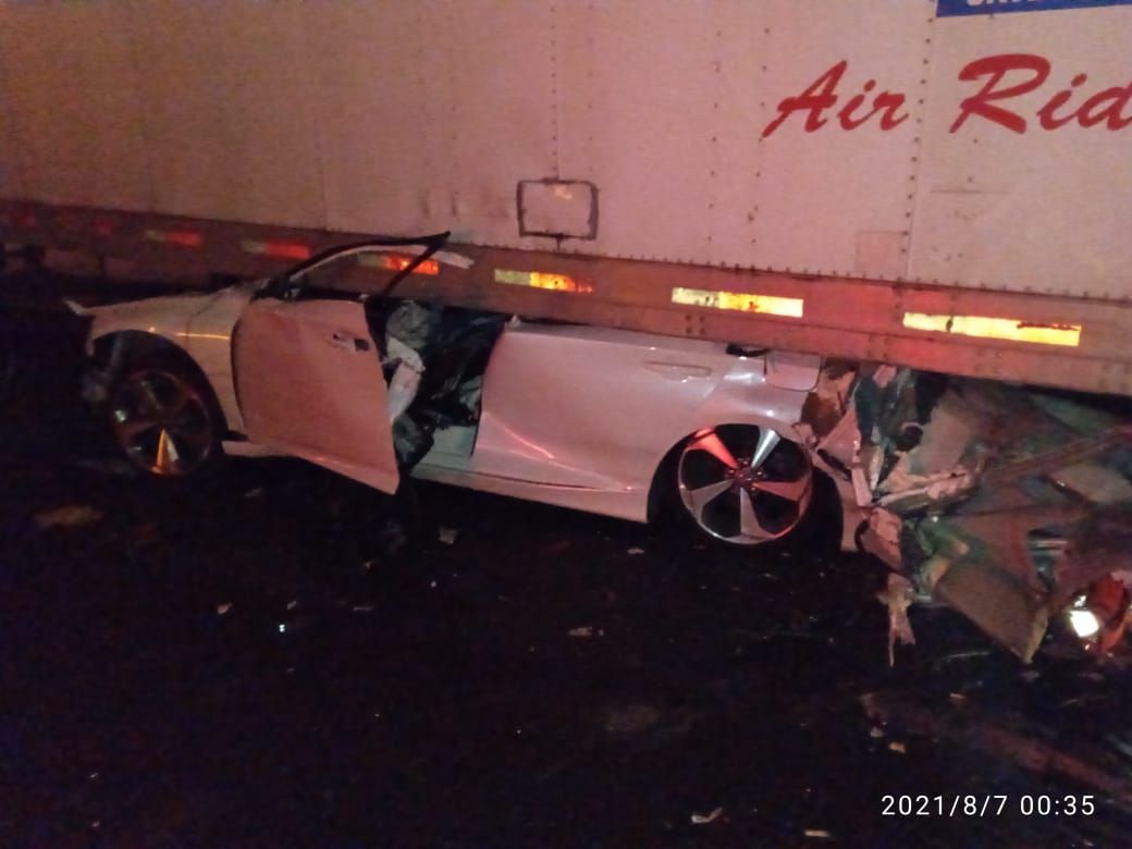 #trailero embiste el coche con placas  PVF576-C del estado de Morelos en la autopista México -Puebla

