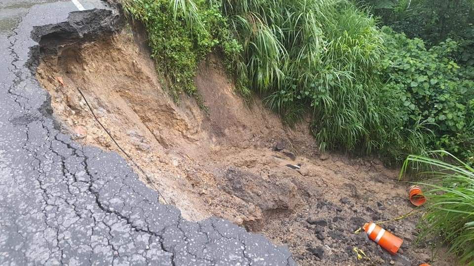 Afectada en un carril la carretera federal Fortín-Huatusco por deslave.