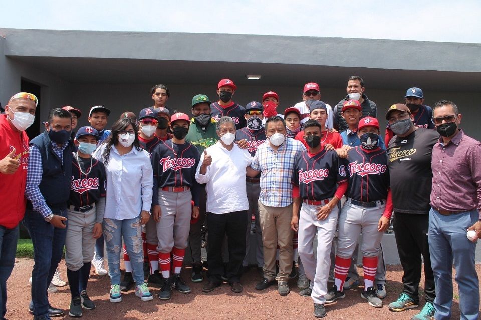 Senador Higinio Martínez respalda remodelaciones de instalaciones para Béisbol