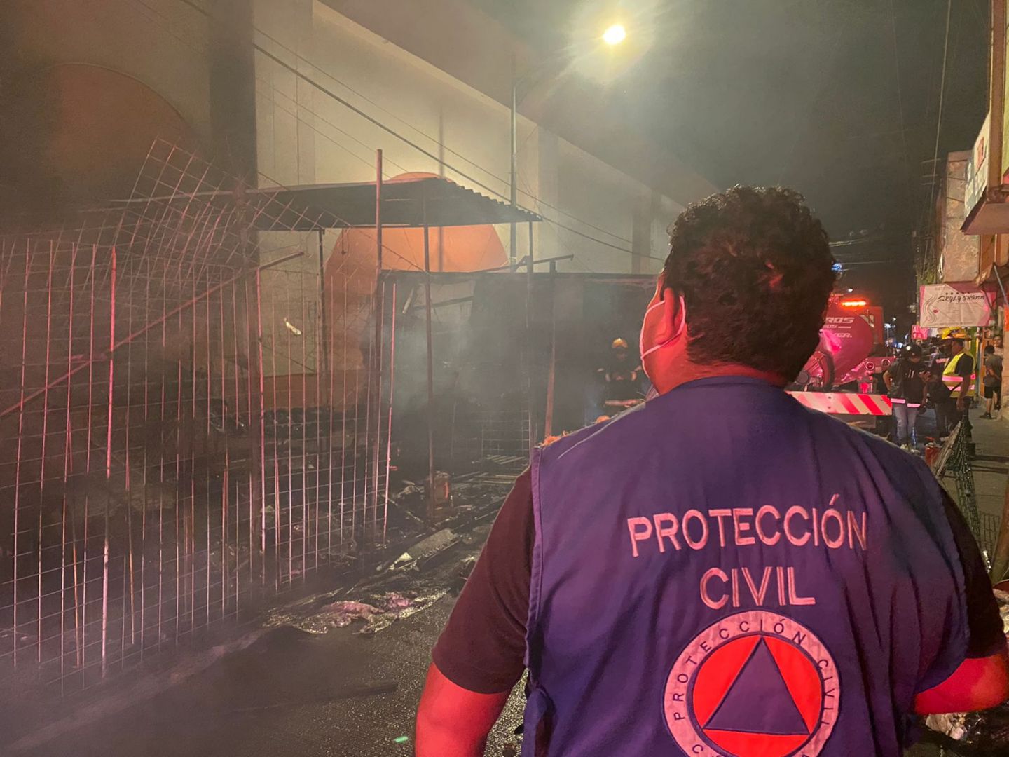 Atienden primeros respondientes de Córdoba incendio de locales en mercado Revolución 