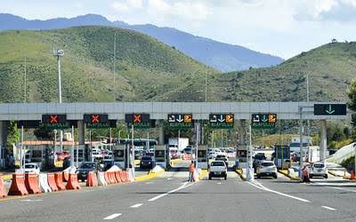 Normalistas de Ayotzinapa bloquean autopista en Chilpancingo
