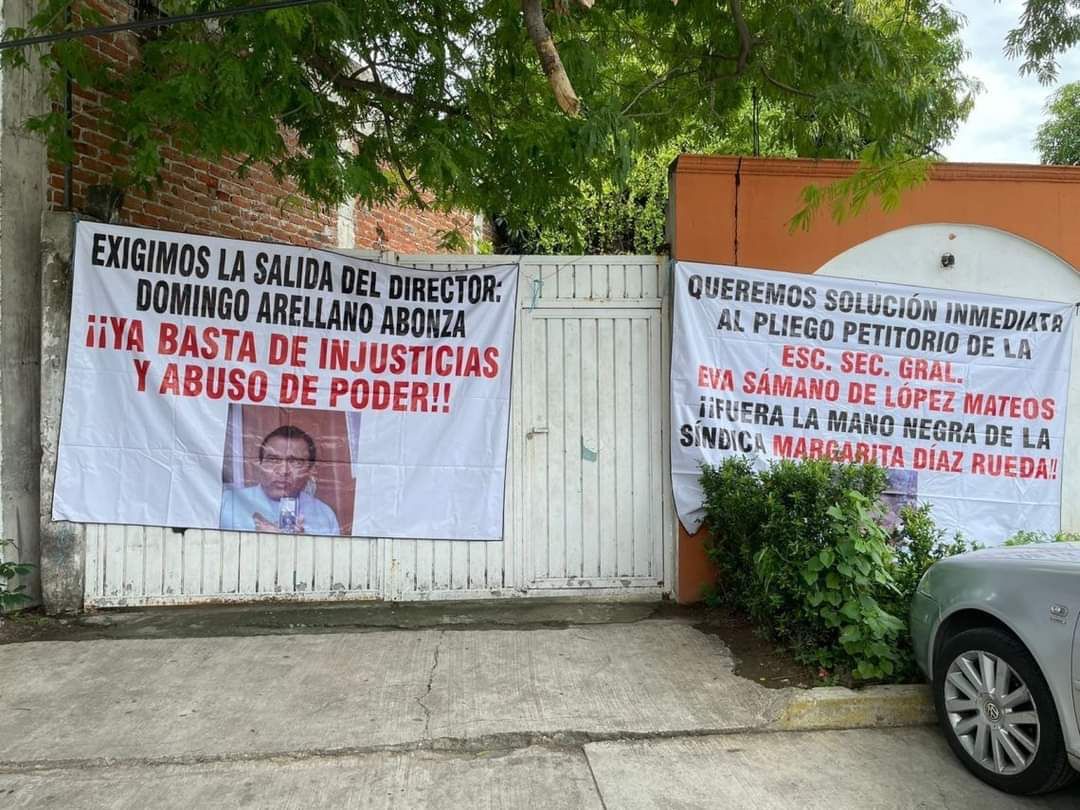 Protestan maestros de secundaria en Zihuatanejo; no reconocen a nuevo director 
