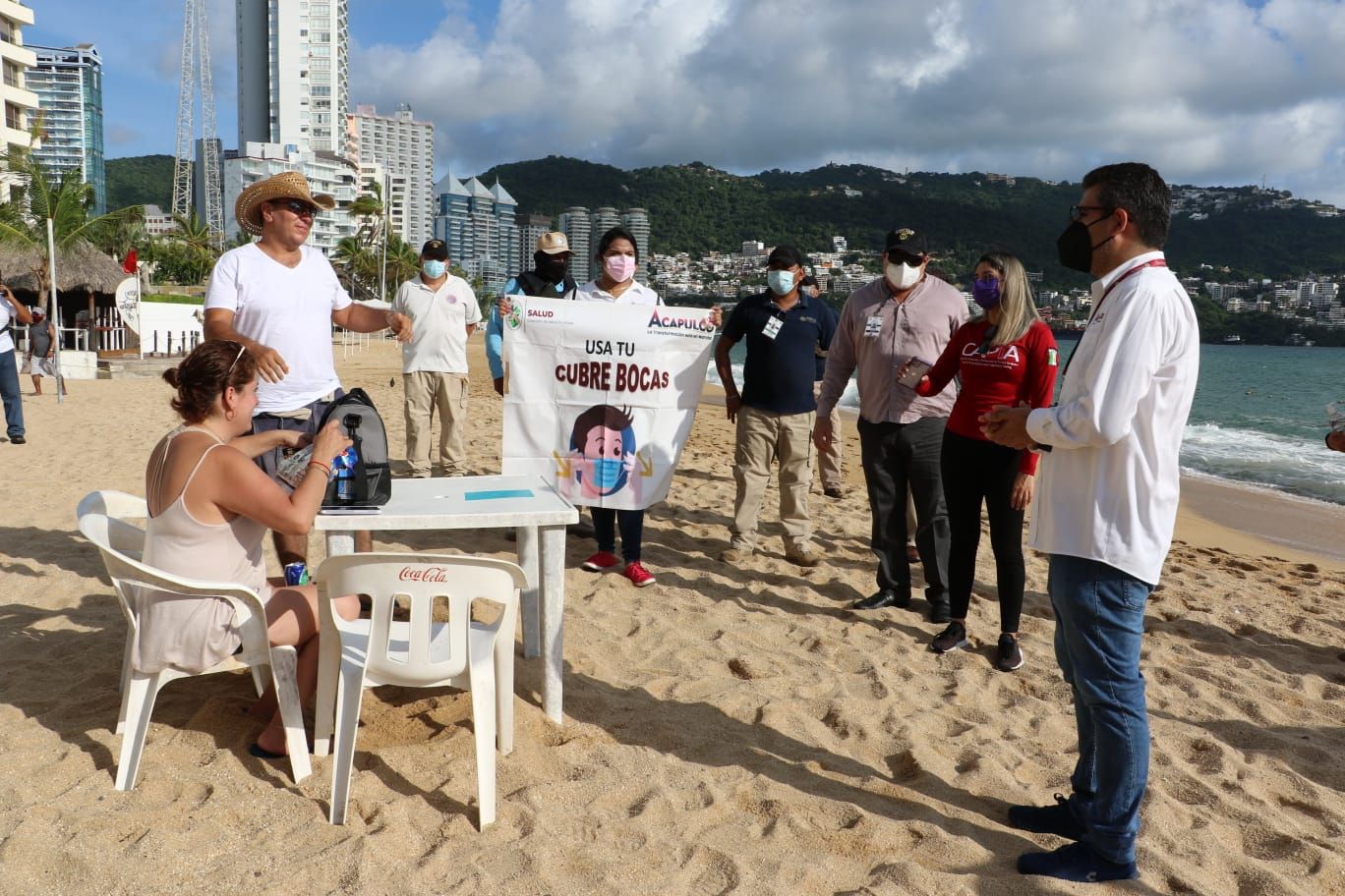 Turistas y acapulqueños desalojan playas en operativo contra el COVID-19 