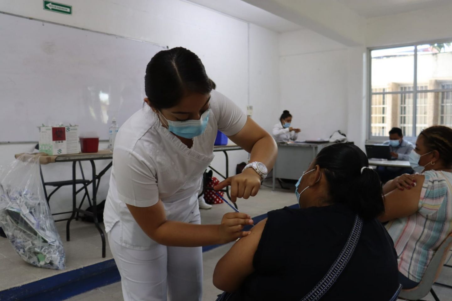 Invita IMSS Veracruz Sur a vacunarse contra COVID-19