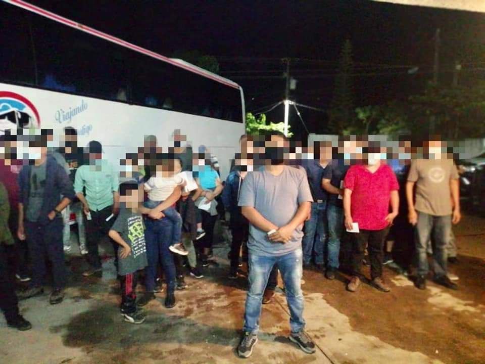 Rescata SSP a 83 migrantes y detiene a 4 presuntos traficantes de indocumentados.
