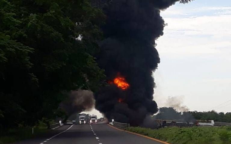 Pipa pierde el control y se incendia al volcarse en la carretera La Tinaja-Isla