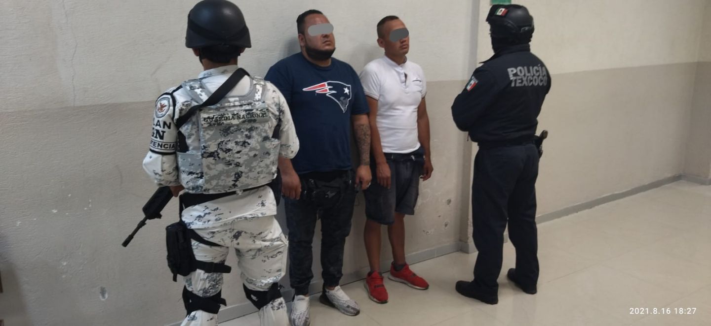 Policías de Texcoco detienen a dos sujetos por delitos contra la salud 