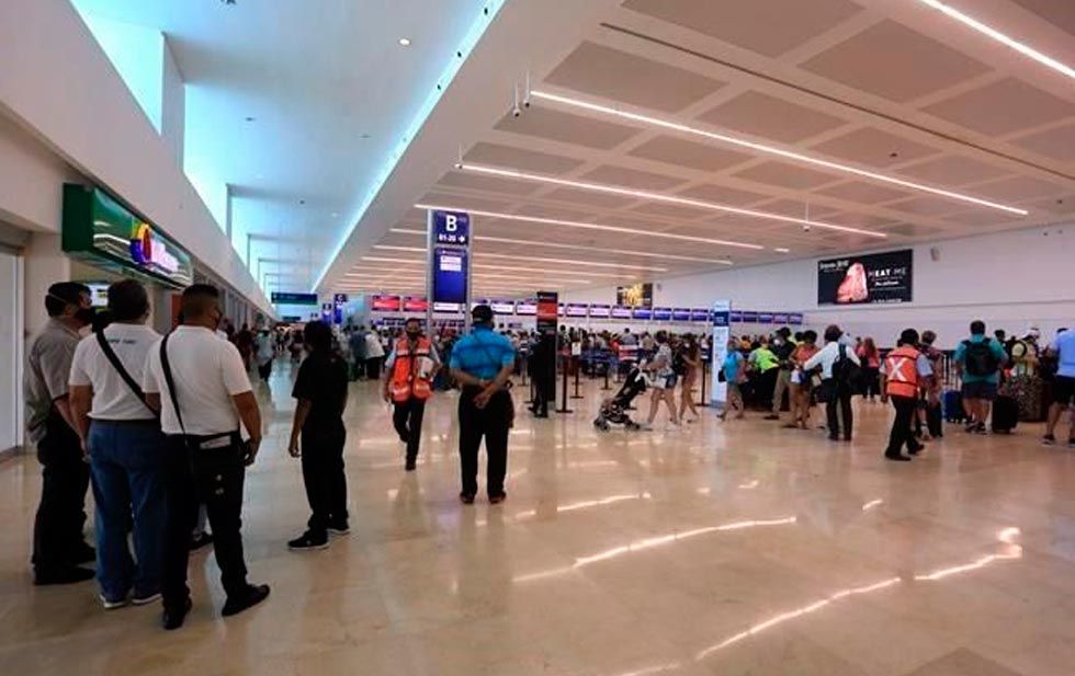 A punto de recibir el impacto del huracán Grace; cancelan vuelos en Cancún
