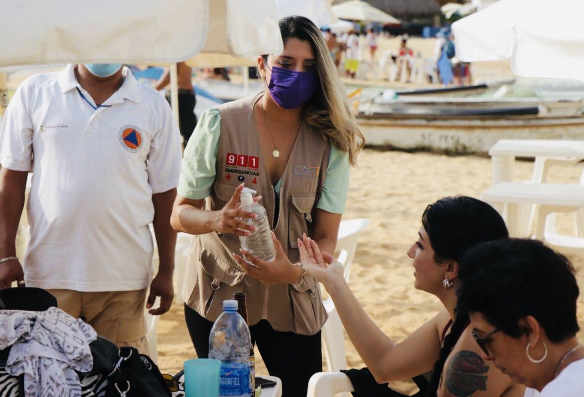 Respetar acuerdo sanitario, piden autoridades al retirar a visitantes de la playa en Acapulco 