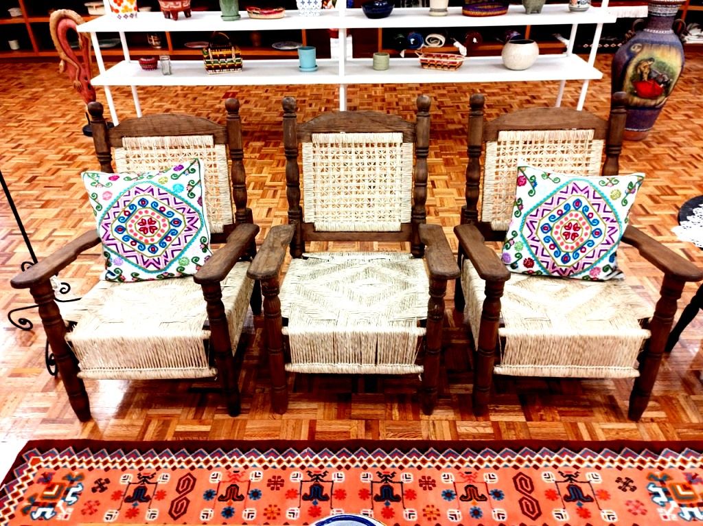 Las manos mexiquenses elaboran hermosas sillas de madera