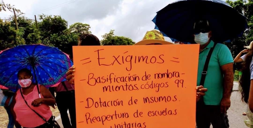 Maestros cetegistas bloquean carretera en Costa Grande; rechazan regreso a clases presenciales

