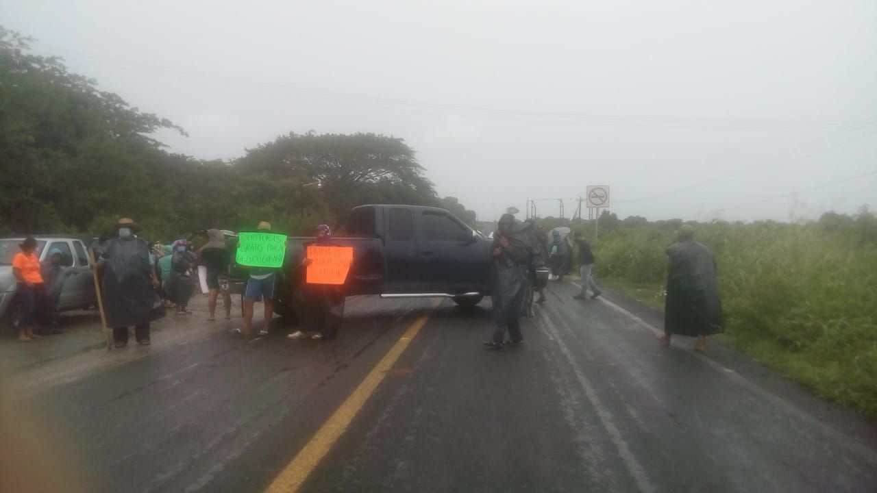 Bloquean vía federal en Papanoa, municipio de Tecpan 
