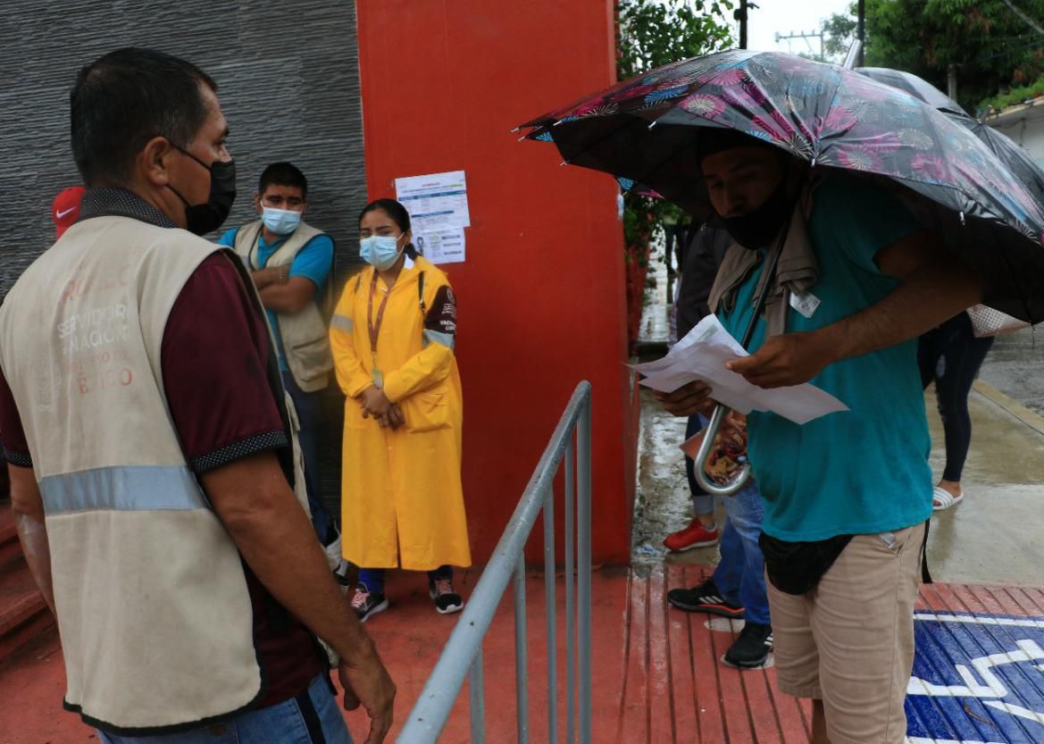 Lluvias no detienen la inmunización contra el COVID-19 en Acapulco