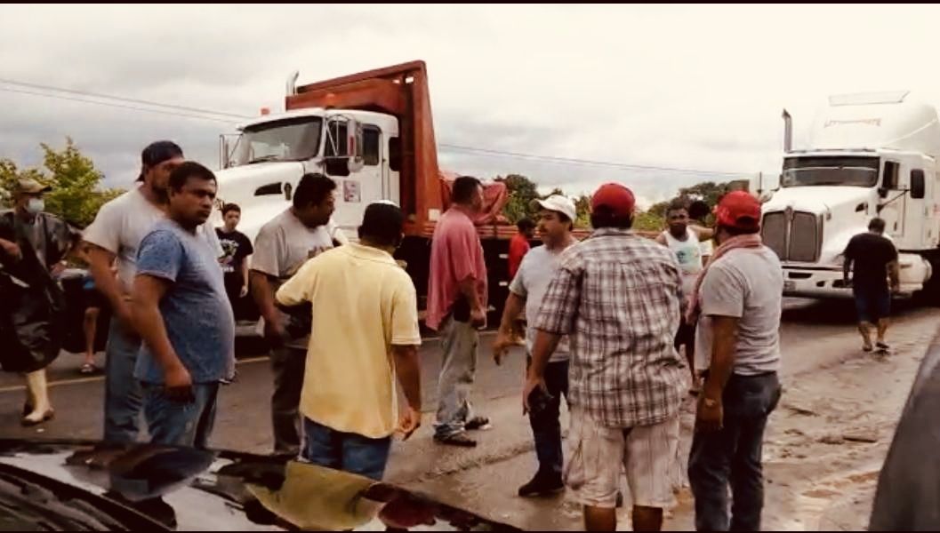 Cumple 3 días bloqueo carretero en el municipio de Tecpan 